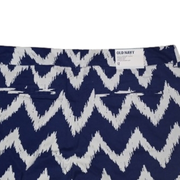 Old Navy Blue and White Zigzag Capri Pants - Picture 4 of 5